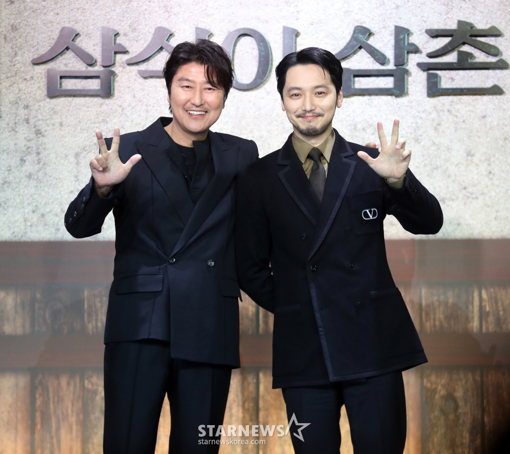 배우 송강호, 변요한이 8일 오전 서울 강남구 그랜드인터콘티넨탈 파르나스 그랜드 볼룸에서 열린 디즈니+ 드라마 '삼식이 삼촌' 제작발표회에 참석해 포즈를 취하고 있다. '삼식이 삼촌'은 전쟁 중에도 하루 세끼를 반드시 먹인다는 삼식이 삼촌(송강호 분)과 모두가 잘 먹고 잘 사는 나라를 만들고자 했던 엘리트 청년 김산(변요한 분)이 혼돈의 시대 속 함께 꿈을 이루고자 하는 뜨거운 이야기를 그린 작품으로 오는 15일 첫 방송을 앞두고 있다. 2024.05.08 /사진=임성균