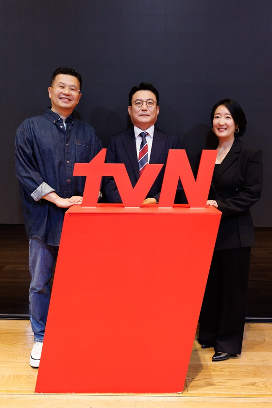 홍기성 CJ ENM 미디어사업본부장, 박상혁 채널사업부장, 구자영 마케팅담당/사진=tvN