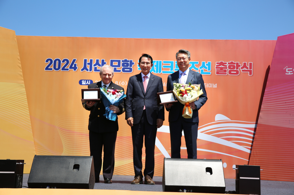 왼쪽부터 오라지오 다이타 코스타 세레나호 선장, 이완섭 서산시장, 백현 롯데관광개발 대표이사 사장