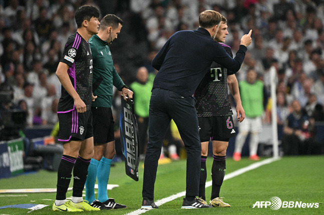 교체 출전을 준비하는 김민재(왼쪽). /AFPBBNews=뉴스1