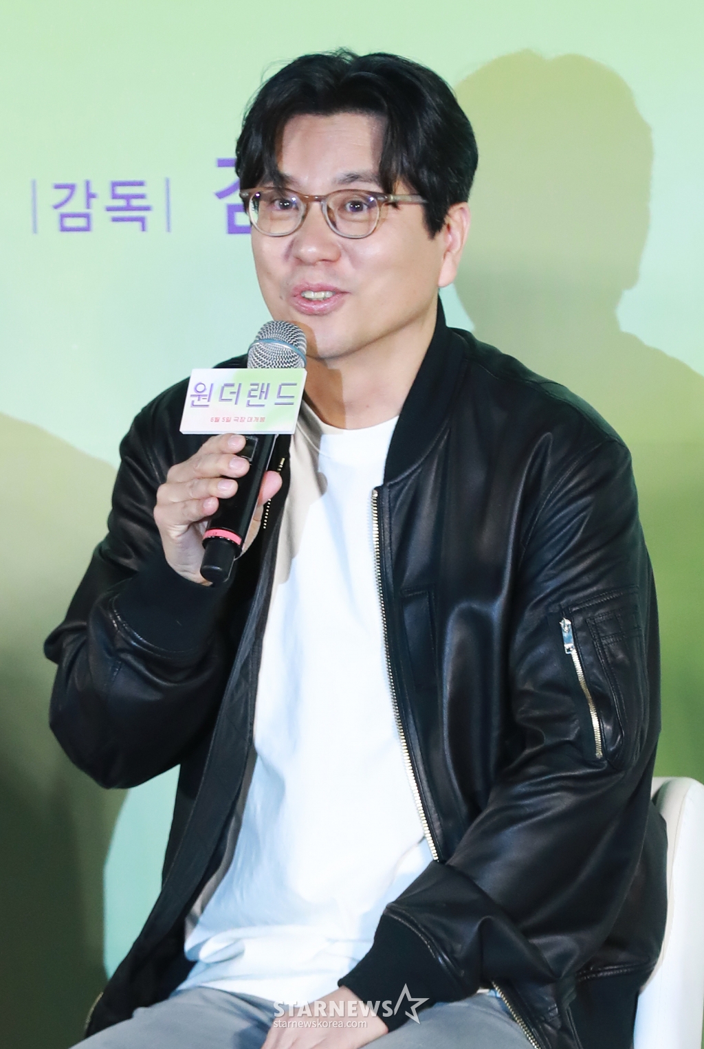 김태용 감독이 9일 오전 서울 CGV용산아이파크몰에서 진행된 영화 '원더랜드'(감독 김태용) 제작발표회에 참석해 질문에 답하고 있다. 빅데이터를 통해 세상을 떠난 사람을 구현해내는 원더랜드 서비스를 사용하는 사람들의 이야기를 그린 '원더랜드'는 6월 5일 개봉한다. /2024.05.09 /사진=이동훈