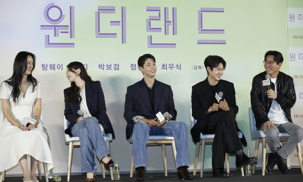 (서울=뉴스1) 권현진 기자 = 심태용 감독(오른쪽)이 9일 서울 용산구 CGV용산아이파크몰에서 열린 영화 '원더랜드‘ 제작보고회에서 아내이자 배우 탕웨이(왼쪽)와의 작업에 대해 이야기를 하고 있다. '원더랜드'는 죽은 사람을 인공지능으로 복원하는 영상통화 서비스 '원더랜드’를 통해 사랑하는 사람과 다시 만나는 이야기를 담은 작품이다. 2024.5.9/뉴스1 Copyright (C) 뉴스1. All rights reserved. 무단 전재 및 재배포, AI학습 이용 금지. /사진=(서울=뉴스1) 권현진 기자