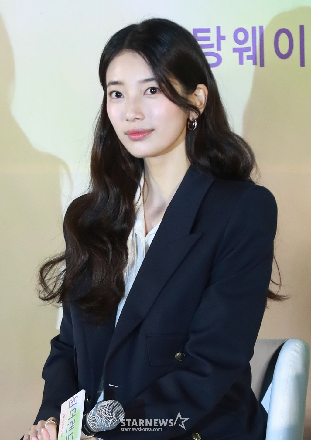 배우 수지가 9일 오전 서울 CGV용산아이파크몰에서 진행된 영화 '원더랜드'(감독 김태용) 제작발표회에 참석해 시작을 기다리고 있다. 빅데이터를 통해 세상을 떠난 사람을 구현해내는 원더랜드 서비스를 사용하는 사람들의 이야기를 그린 '원더랜드'는 6월 5일 개봉한다. /2024.05.09 /사진=이동훈