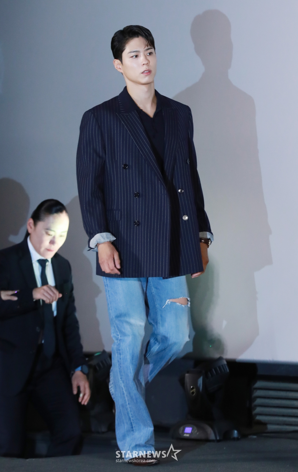 배우 박보검이 9일 오전 서울 CGV용산아이파크몰에서 진행된 영화 '원더랜드'(감독 김태용) 제작발표회에 참석해 무대로 들어서고 있다. 빅데이터를 통해 세상을 떠난 사람을 구현해내는 원더랜드 서비스를 사용하는 사람들의 이야기를 그린 '원더랜드'는 6월 5일 개봉한다. /2024.05.09 /사진=이동훈
