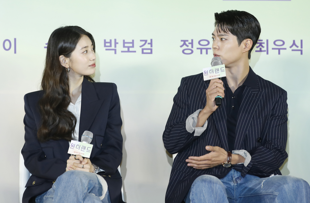 (서울=뉴스1) 권현진 기자 = 배우 박보검(오른쪽)이 9일 서울 용산구 CGV용산아이파크몰에서 열린 영화 '원더랜드‘(감독 김태용) 제작보고회에서 수지와의 호흡에 대해 이야기를 하고 있다. '원더랜드'는 죽은 사람을 인공지능으로 복원하는 영상통화 서비스 '원더랜드’를 통해 사랑하는 사람과 다시 만나는 이야기를 담은 작품이다. 2024.5.9/뉴스1 Copyright (C) 뉴스1. All rights reserved. 무단 전재 및 재배포, AI학습 이용 금지. /사진=(서울=뉴스1) 권현진 기자