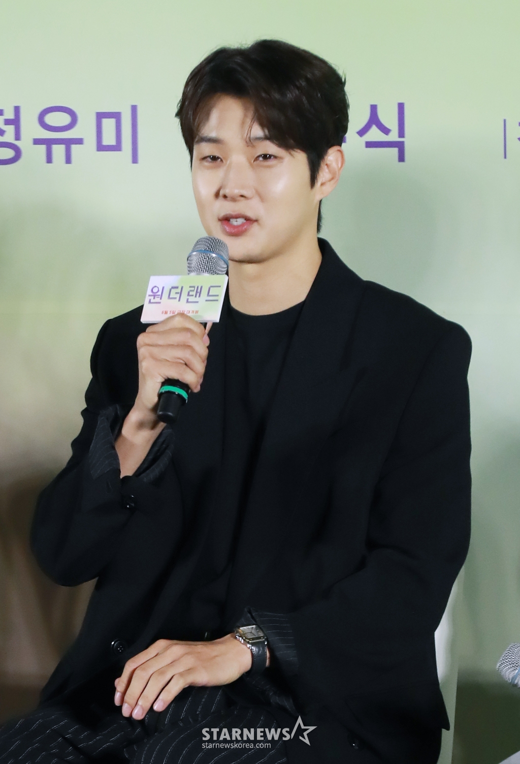 배우 최우식이 9일 오전 서울 CGV용산아이파크몰에서 진행된 영화 '원더랜드'(감독 김태용) 제작발표회에 참석해 질문에 답하고 있다. 빅데이터를 통해 세상을 떠난 사람을 구현해내는 원더랜드 서비스를 사용하는 사람들의 이야기를 그린 '원더랜드'는 6월 5일 개봉한다. /2024.05.09 /사진=이동훈