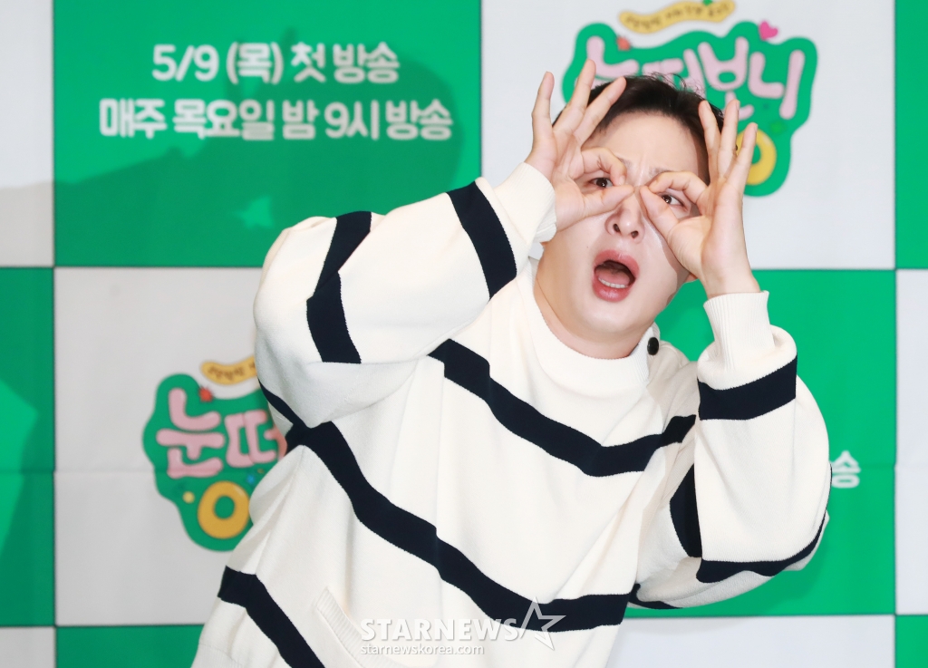 가수 이창섭이 9일 오후 서울 마포구 아만티 호텔에서 진행된 ENA 예능 '눈떠보니 OOO' 제작발표회에 참석해 포즈를 취하고 있다. 어느 날 갑자기 OOO의 삶을 살게 된 스타들의 우당탕탕 리얼 일상 생존기 '눈떠보니 OOO'은 오늘(9일) 첫 방송된다. /2024.05.09 /사진=이동훈