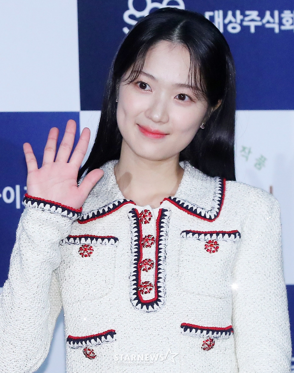 배우 김혜윤이 25일 오후 서울 영등포구 여의도 CGV에서 열린 '제44회 청룡영화상 핸드프린팅' 행사에 참석해 미소를 짓고 있다. 2023.10.25 배우 김혜윤이 25일 오후 서울 영등포구 여의도 CGV에서 열린 '제44회 청룡영화상 핸드프린팅' 행사에 참석해 미소를 짓고 있다. 2023.10.25 /사진=김창현