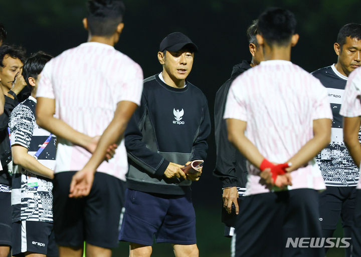 신태용(가운데) 인도네시아 U-23 축구대표팀 감독이 지난 4월 25일(한국시간) 카타르 도하 카타르 대학교 훈련장에서 선수들과 이야기를 나누고 있다. /사진=뉴시스