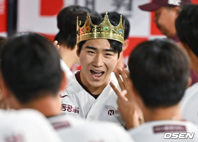 키움 이주형이 9일 서울 고척스카이돔에서 열린 두산 베어스와 2024 신한 SOL 뱅크 KBO 리그 정규시즌 홈경기 2회말 첫 타석에서 최원준의 초구를 공략, 우월 솔로포를 날리고 동료들의 축하를 받고 있다.