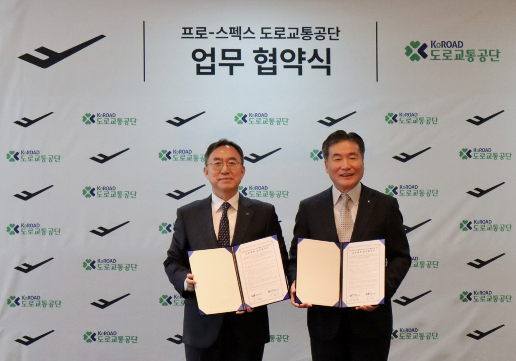 LS네트웍스(프로-스펙스) 문성준 대표이사 (좌), 도로교통공단 서범규 이사장 직무대행