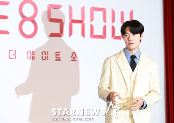 배우 류준열이 10일 오전 앰배서더 서울 풀만 호텔에서 진행된 넷플릭스 오리지널 시리즈 '더 에이트 쇼' 제작발표회에서 포즈를 취하고 있다. 8명의 인물이 8층으로 나뉜 비밀스런 공간에 갇혀 ‘시간이 쌓이면 돈을 버는’ 달콤하지만 위험한 쇼에 참가하면서 벌어지는 이야기 '더 에이트 쇼'는 오는 17일 공개된다. /2024.05.10 /사진=이동훈