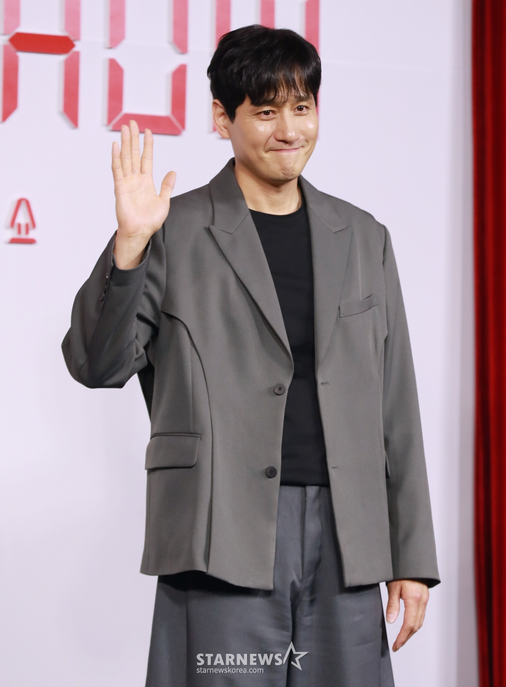 배우 박해준이 10일 오전 앰배서더 서울 풀만 호텔에서 진행된 넷플릭스 오리지널 시리즈 '더 에이트 쇼' 제작발표회에서 포즈를 취하고 있다. 8명의 인물이 8층으로 나뉜 비밀스런 공간에 갇혀 ‘시간이 쌓이면 돈을 버는’ 달콤하지만 위험한 쇼에 참가하면서 벌어지는 이야기 '더 에이트 쇼'는 오는 17일 공개된다. /2024.05.10 /사진=이동훈