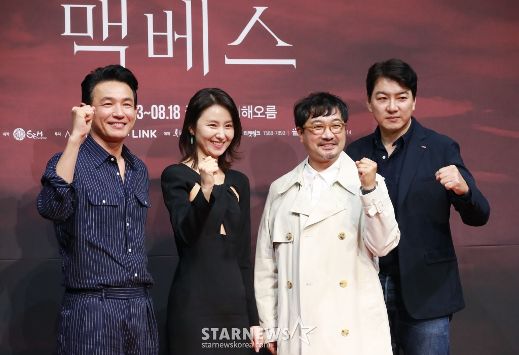 배우 황정민, 김소진, 양정웅 연출, 배우 송일국이 10일 오후 서울 국립극장에서 진행된 연극 '맥베스' 제작발표회에 참석해 포즈를 취하고 있다. /2024.05.10 /사진=이동훈