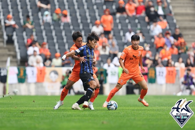 민경현(가운데). /사진=한국프로축구연맹 제공