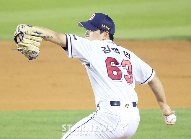 두산 베어스 김택연이 10일 서울 잠실구장에서 열린 KT 위즈와 2024 신한 SOL뱅크 KBO리그 홈경기에서 7회초 구원 등판해 투구를 하고 있다. /잠실=김진경 대기자
