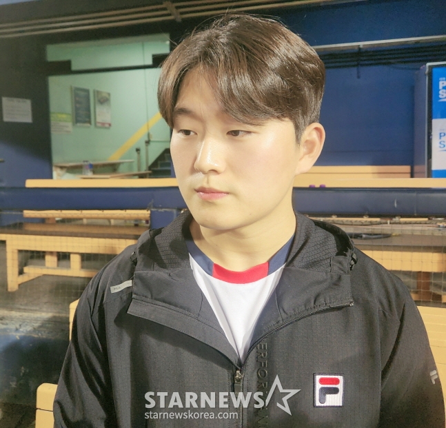 김택연이 경기 후 취재진과 인터뷰를 하고 있다. /잠실=안호근 기자