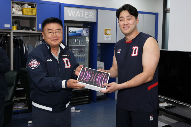 김태룡 두산 베어스 단장(왼쪽)이 11일 주장 양석환에게 태블릿 PC를 전달하고 있다. /사진=두산 베어스 제공