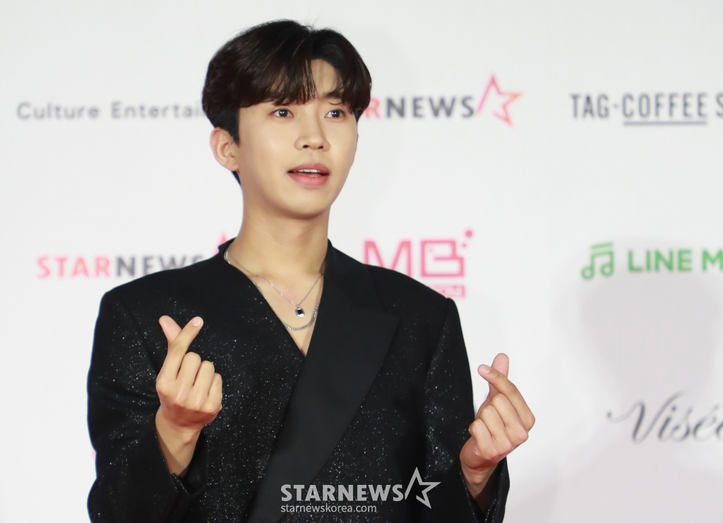 가수 임영웅이 13일 오후 일본 나고야 니혼가이시홀에서 열린 스타뉴스-미디어보이 주최 '2022 Asia Artist Awards IN JAPAN'(2022 아시아 아티스트 어워즈, 이하 2022 AAA) 레드카펫 행사에 참석해 포즈를 취하고 있다.  스타뉴스와 미디어보이가 주최하고 Asia Artist Awards 조직위원회와 더스타파트너, 컬쳐 엔터테인먼트가 공동 주관한 글로벌 NO.1 시상식 '2022 AAA'는 올 한 해 동안 국내외에서 많은 사랑을 받은 가수, 배우들이 참석해 눈을 뗄