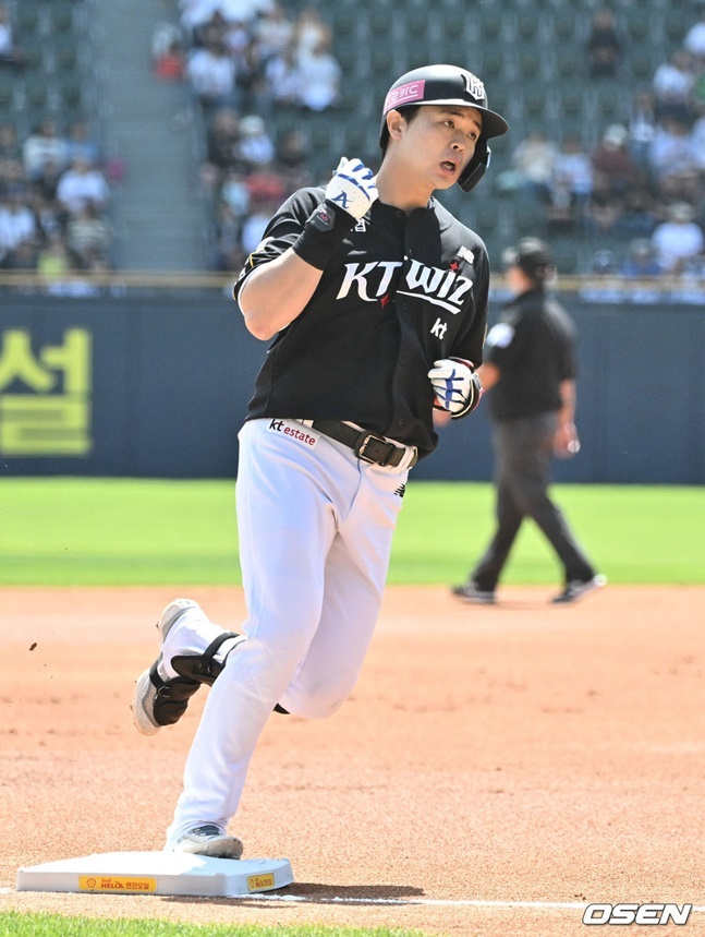 홈런을 치고 베이스를 돌고 있는 KT 문상철.