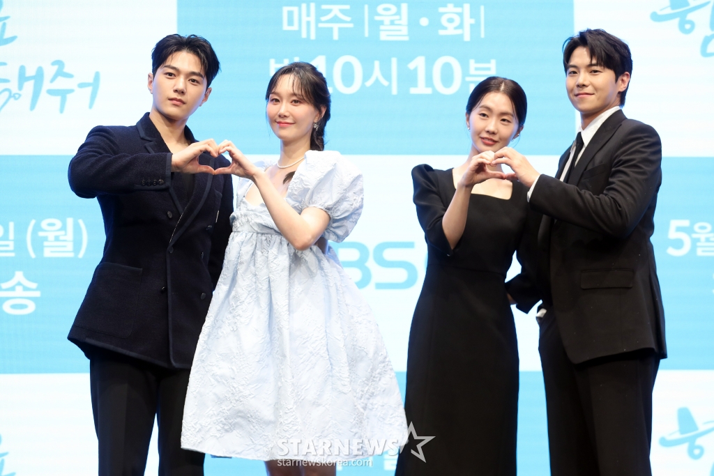 배우 김명수와 이유영, 조인, 박은석이 13일 오후 서울 영등포구 디큐브시티에서 진행된 KBS2 월화드라마 '함부로 대해줘' 제작발표회에 참석해 포즈를 취하고 있다. 2024.05.12 '함부로 대해줘'는 인의예지를 장착한 MZ선비 신윤복과 함부로 대해지는 삶에 지친 여자 김홍도의 무척 예의바른 로맨스 이야기로 오늘밤 첫 방송된다. 2024.05.12 /사진=임성균