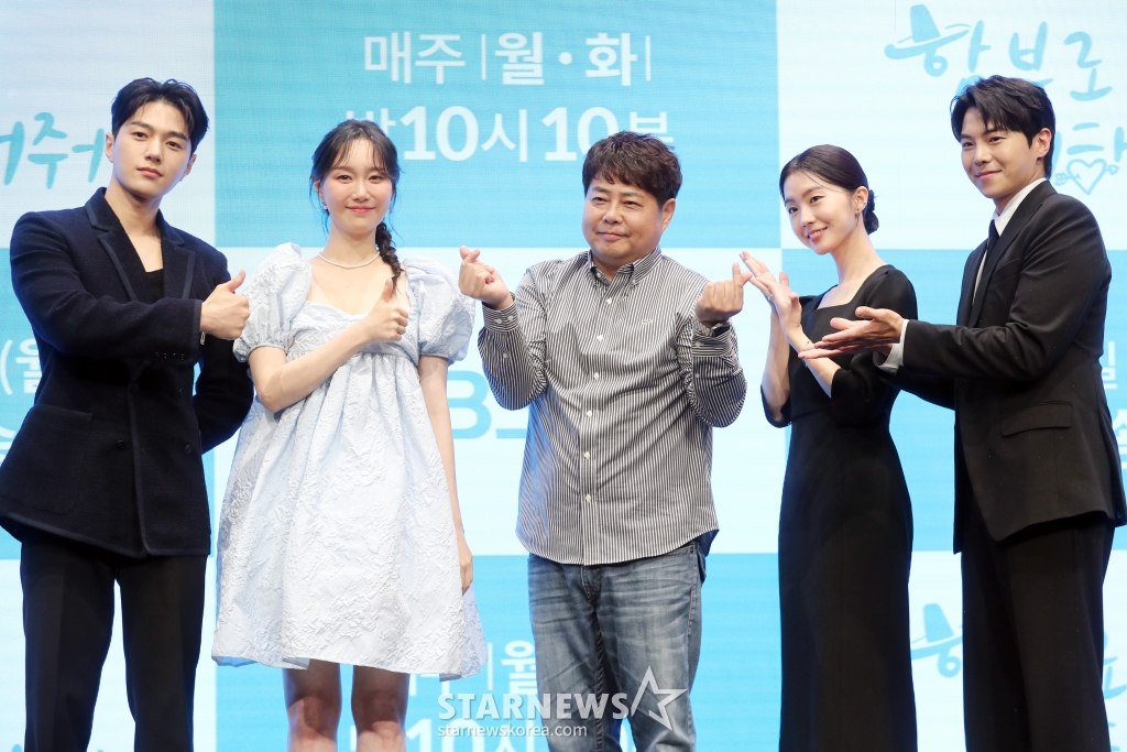 배우 김명수와 이유영, 장양호 감독, 조인, 박은석이 13일 오후 서울 영등포구 디큐브시티에서 진행된 KBS2 월화드라마 '함부로 대해줘' 제작발표회에 참석해 포즈를 취하고 있다. 2024.05.12 '함부로 대해줘'는 인의예지를 장착한 MZ선비 신윤복과 함부로 대해지는 삶에 지친 여자 김홍도의 무척 예의바른 로맨스 이야기로 오늘밤 첫 방송된다. 2024.05.12 /사진=임성균