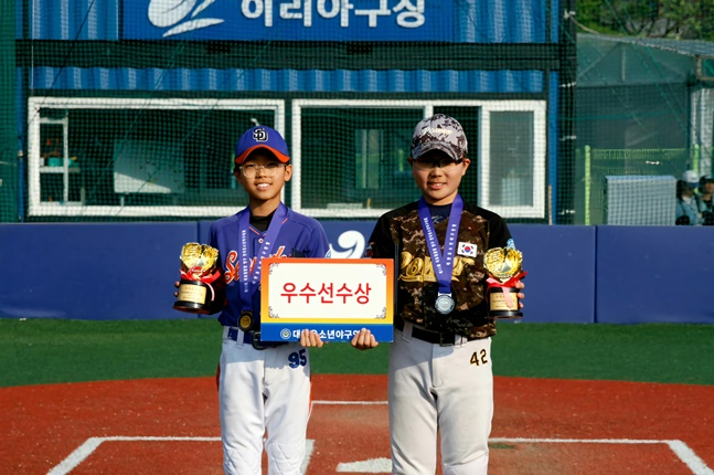 우수선수상을 받은 용지훈(서울 성동구유소년야구단·왼쪽)과 박민재(충남 아산시유소년야구단). /사진=대한유소년야구연맹