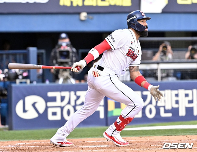 12일 KT와 더블헤더 2차전에서 투런 홈런을 쏘아올리고 있는 라모스.