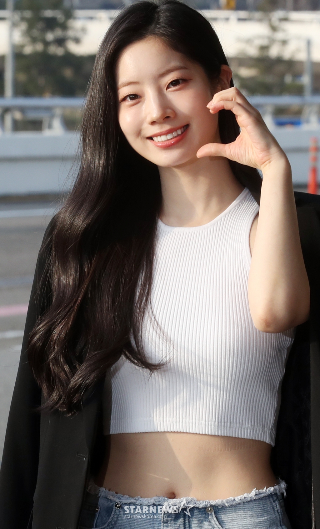 그룹 트와이스 다현이 일본 일정을 위해 27일 오전 서울 강서구 김포국제공항을 통해 출국하고 있다.2024.03.27 /사진=임성균