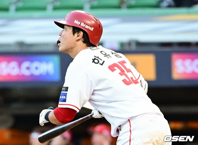 SSG 랜더스 한유섬이 14일 인천 미추홀구 문학동 SSG랜더스필드에서 열린 삼성 라이온즈와 2024 신한 SOL뱅크 KBO리그 홈경기에서 5번 지명타자로 선발 출전해 3회말 투런 홈런을 작렬하고 있다.