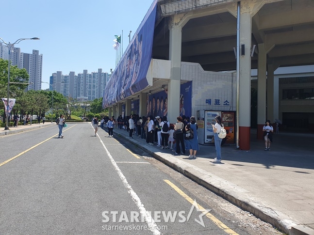 15일 KCC의 팬미팅이 열린 부산 사직체육관에 팬들이 티켓팅을 하기 위해 줄을 서고 있다. /사진=양정웅 기자