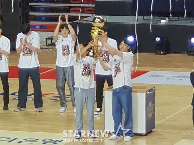 KCC 전창진 감독(왼쪽)과 주장 정창영이 우승 트로피 세리머니를 하고 있다. /사진=양정웅 기자