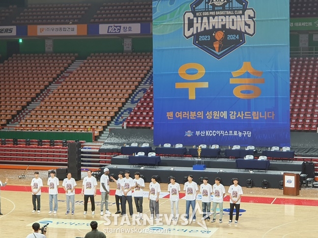 KCC 선수단이 팬들에게 인사하고 있다. /사진=양정웅 기자