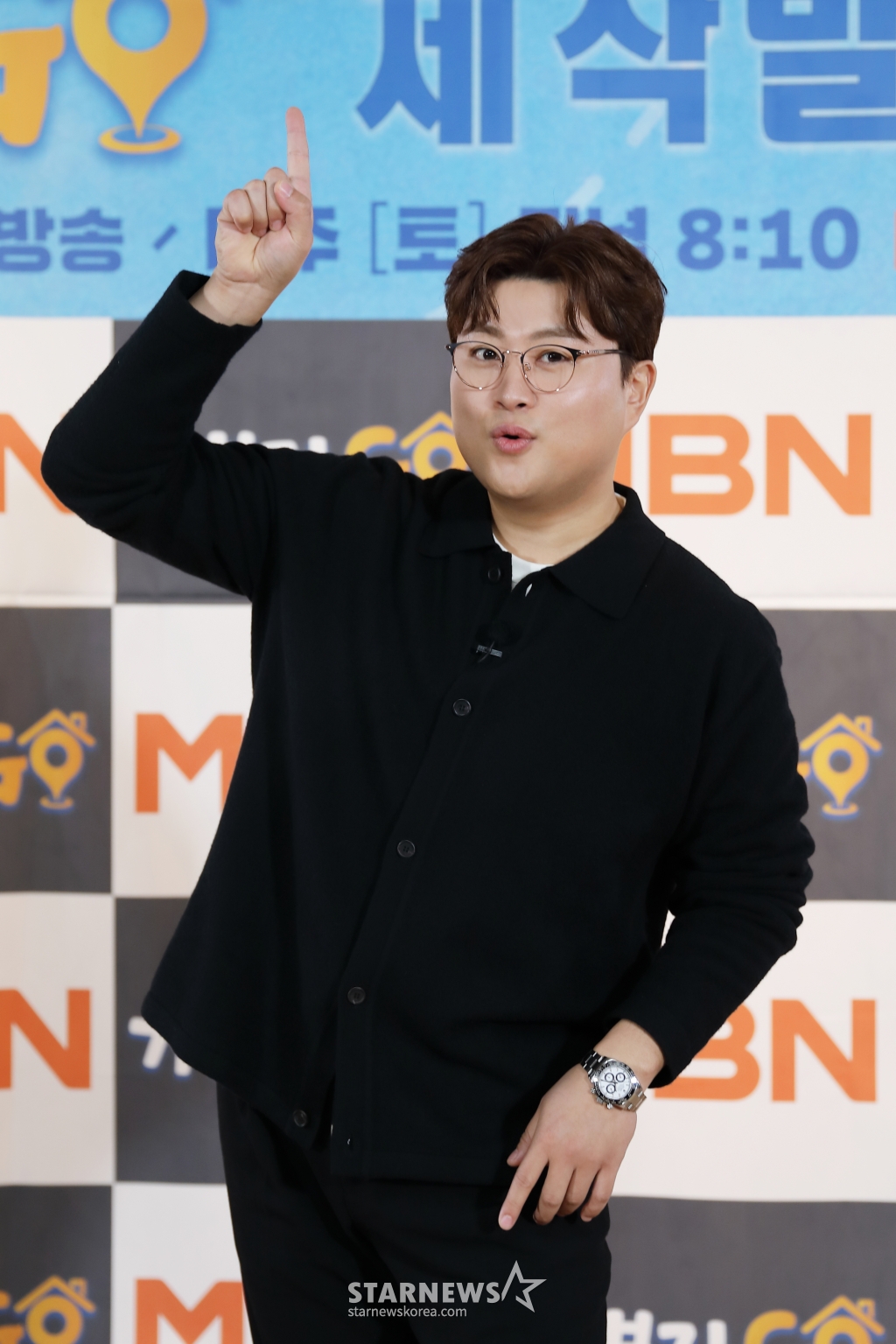 가수 김호중이 15일 오전 온라인으로 진행된 MBN 예능 프로그램 '가보자GO' 제작발표회에 참석해 포즈를 취하고 있다. 각종 SNS의 파도를 벗어나 '진짜 친구'를 찾기 위해 거리로 나선 5명의 MC가 장소와 나이, 성별을 불문하고, 그동안 만나고 싶었던 각종 셀럽과 일반인을 즉석에서 섭외해 친구가 되는 과정을 담아내는 프로그램 '가보자GO'는 16일 첫 방송된다. /사진제공=MBN 2024.03.15 /사진=이동훈