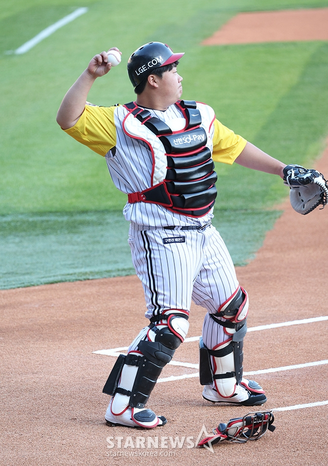 '2024 신한 SOL 뱅크 KBO리그' LG-키움전이 14일 서울 잠실야구장에서 열렸다. LG 김범석이 잠실 경기에서 처음 포수 출전, 전의를 다지고 있다. /사진=김진경 대기자