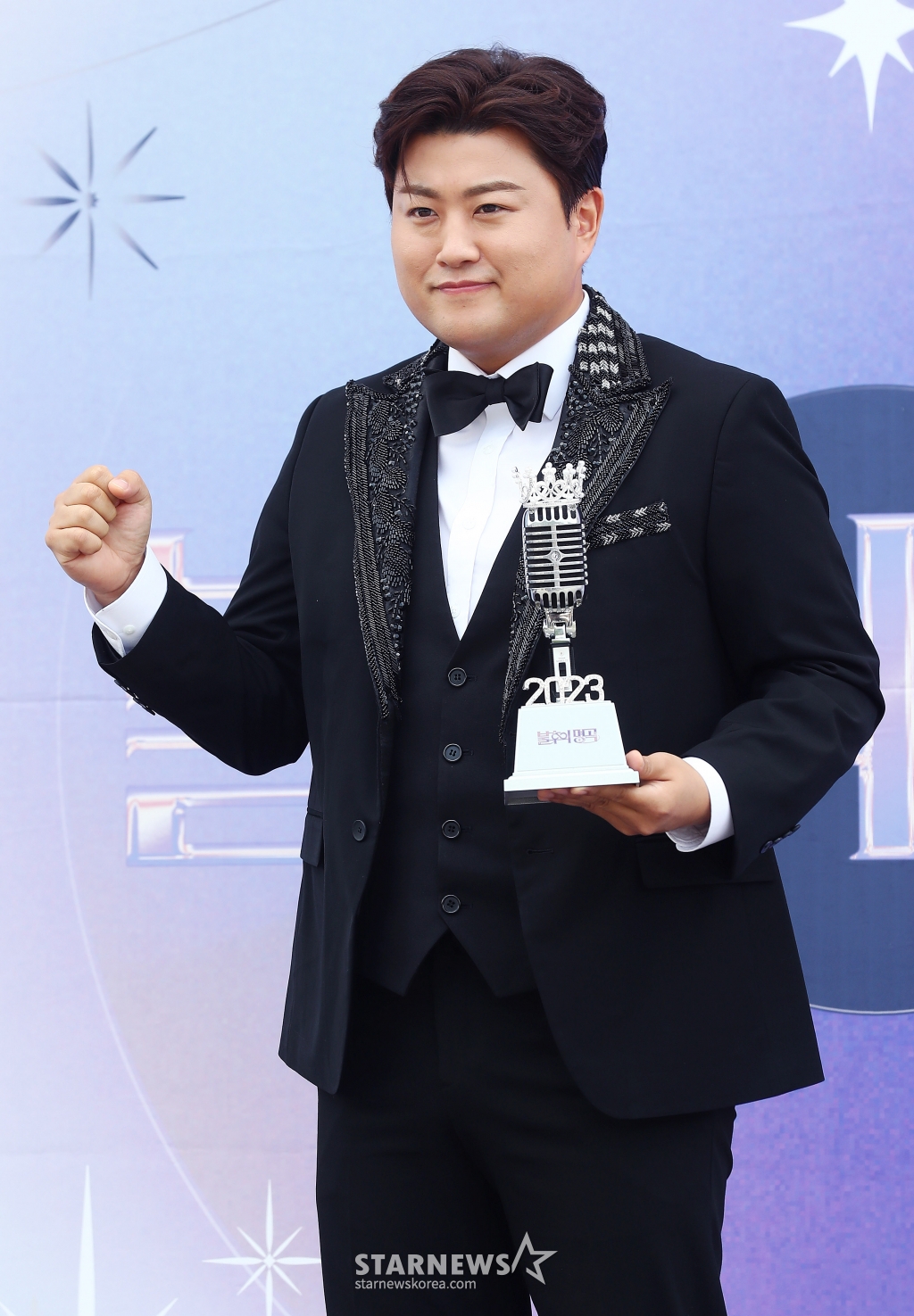 가수 김호중이 3일 오전 인천 남동체육관에서 진행된 KBS 2TV '불후의 명곡' 상반기 왕중왕전 레드카펫 행사에 참석해 포즈를 취하고 있다. 2023.07.03