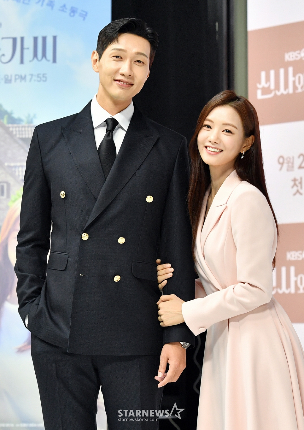 배우 지현우, 이세희가 24일 오후 온라인으로 진행된 KBS 2TV 주말드라마 '신사와 아가씨' 제작발표회에 참석해 포즈를 취하고 있다. '신사와 아가씨'는 자신의 선택에 책임을 다하고 행복을 찾아가는 '신사'와 흙수저 '아가씨'가 만나면서 벌어지는 파란만장한 이야기를 담은 드라마다. '오케이 광자매' 후속으로 오는 25일 첫 방송된다. / 사진제공 = KBS