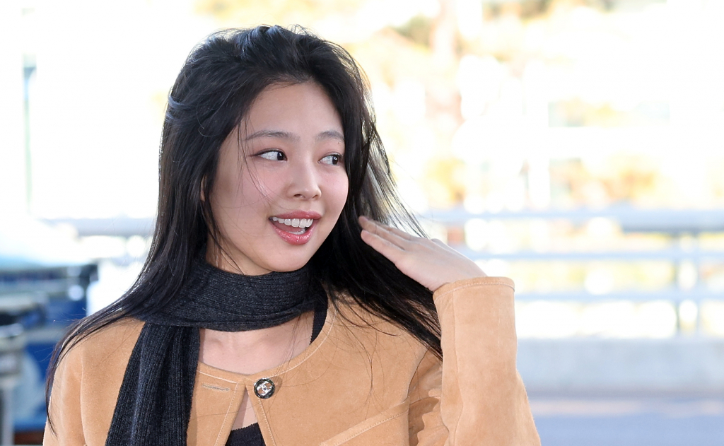 (인천공항=뉴스1) 박정호 기자 = 블랙핑크(BLACKPINK) 제니가 샤넬 컬렉션 쇼 참석 차 프랑스 파리로 출국하기 위해 2일 인천국제공항에 도착해 이동하고 있다. 2024.3.2/뉴스1 Copyright (C) 뉴스1. All rights reserved. 무단 전재 및 재배포, AI학습 이용 금지. /사진=(인천공항=뉴스1) 박정호 기자
