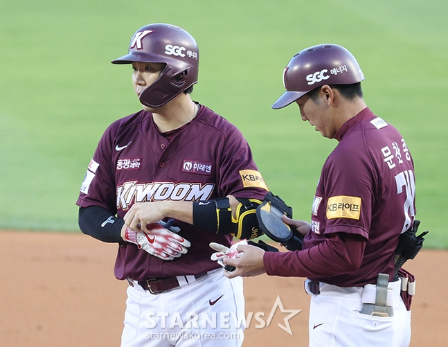 '2024 신한 SOL 뱅크 KBO리그' LG-키움전이 16일 서울 잠실야구장에서 열렸다. 키움 김재현(왼쪽)이 2회초 2사 1,2루에서 선제 1타점 적시타를 날리고 출루한 후 1루코치의 환영을 받고 있다. /사진=김진경 대기자