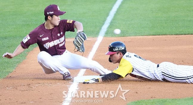 '2024 신한 SOL 뱅크 KBO리그' LG-키움전이 16일 서울 잠실야구장에서 열렸다. LG 2회말 무사 1루에서 1루주자 문성주가 김범석 타석 때 2루 도루에 성공한 후 공이 빠지는 틈을 타 3루까지 뛰어 세이프되고 있다. 키움 3루수는 고영우. /사진=김진경 대기자
