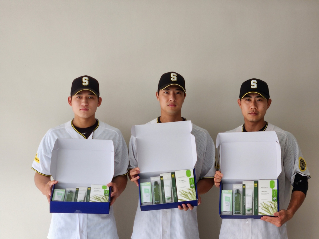 메디힐이 상무 선수들에게 코스메틱 제품을 후원했다. /사진=KBO 제공