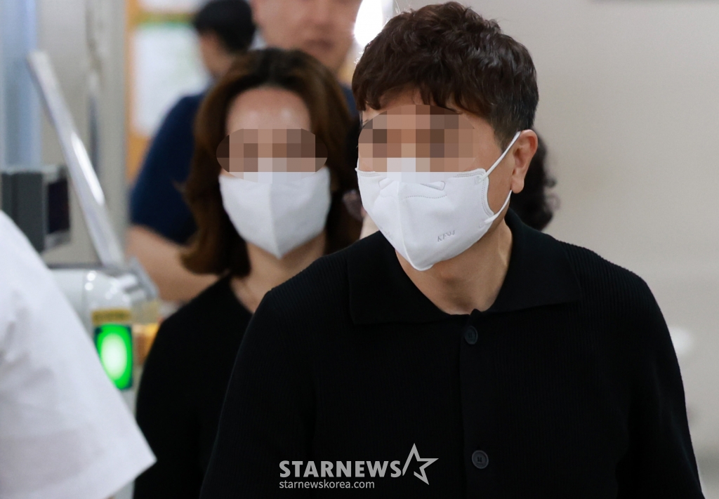 [서울=뉴시스] 이영환 기자 = 방송인 박수홍 씨의 출연료 등을 횡령한 혐의를 받는 친형 박모 씨와 배우자 이모 씨가 17일 오후 서울 서초구 서울고법에서 열린 항소심 1차 공판에 출석하고 있다. 2024.05.17. 20hwan@newsis.com /사진=이영환