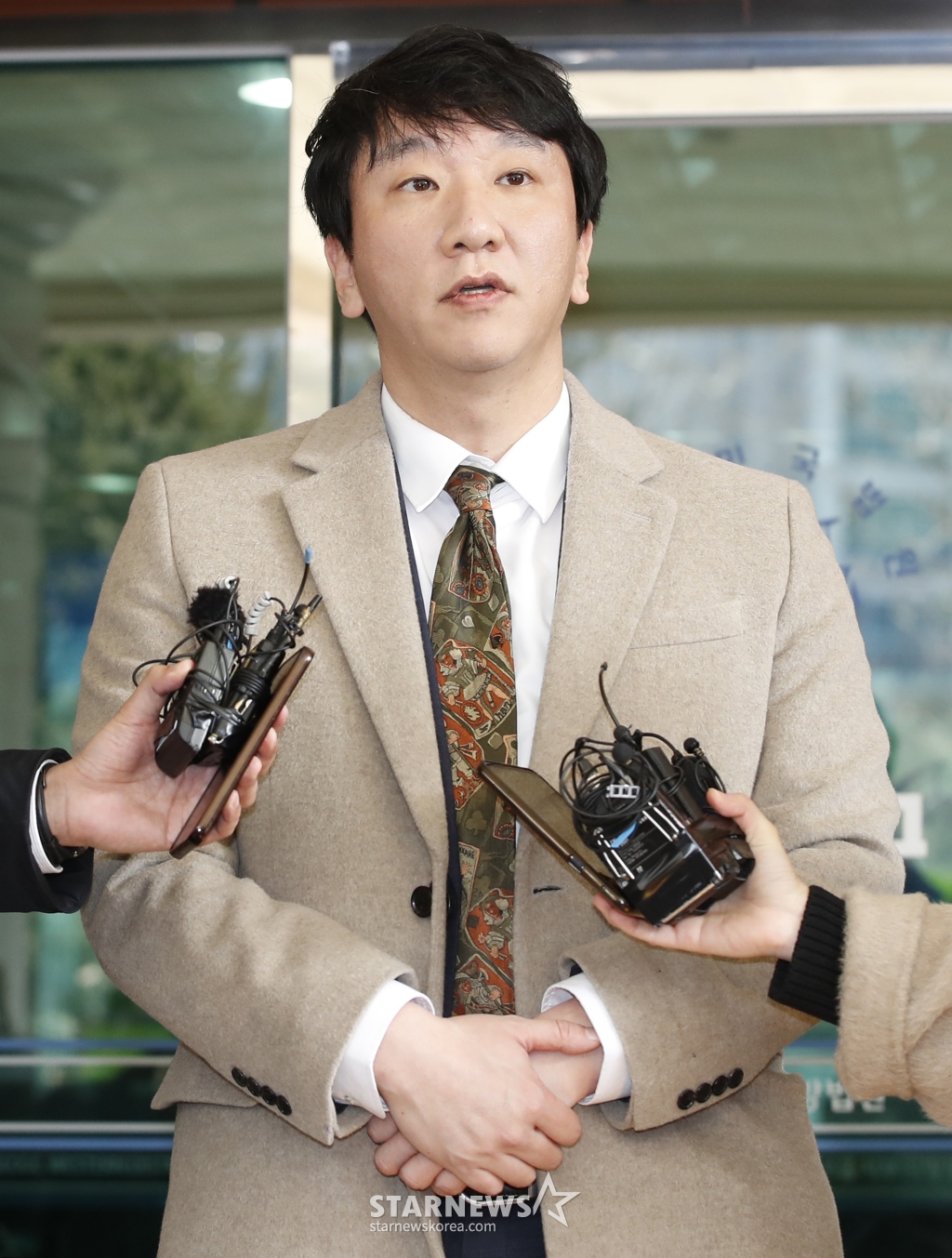(서울=뉴스1) 권현진 기자 = 박수홍의 법률 대리를 맡은 노종언 변호사가 14일 오후 서울 마포구 서울서부지방법원에서 박 씨의 친형 부부가 출연료 등을 빼돌린 혐의로 열린 1심 선고 공판을 마친 뒤 인터뷰를 하고 있다. 노 변호사는 이날 "아주 낮은 형량이라고 생각한다"라며 "탈세는 주된 것이 아니라 부수적인 것이고, 주된 정황은 박씨가 박수홍씨가 벌어들인 재산을 착복한 것에 있는 것"이라며 "검찰과 상의해 항소를 적극적으로 할 예정"이라고 강조했다. 한편 박수홍의 친형 부부는 2011년부터 2021년까지 10년간 박 /사진=(서울=뉴스1) 권현진 기자