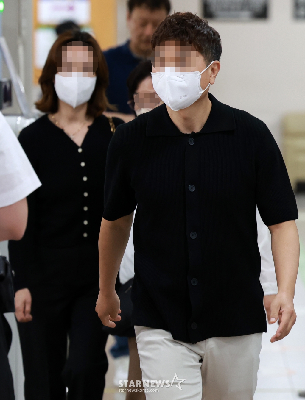 [서울=뉴시스] 이영환 기자 = 방송인 박수홍 씨의 출연료 등을 횡령한 혐의를 받는 친형 박모 씨와 배우자 이모 씨가 17일 오후 서울 서초구 서울고법에서 열린 항소심 1차 공판에 출석하고 있다. 2024.05.17. 20hwan@newsis.com /사진=이영환