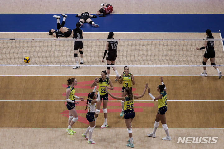 한국 여자배구 대표팀(위)이 16일 2024 국제배구연맹(FIVB) 발리볼네이션스리그(VNL) 1주 차 2차전 브라질전에서 패한 뒤 아쉬워하고 있다. /AP=뉴시스