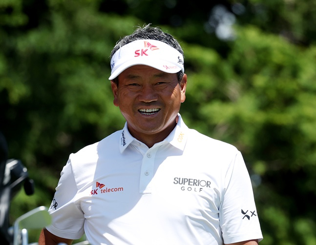최경주가 17일 KPGA 투어 SK텔레콤 오픈 2라운드 경기 도중 취재진 카메라를 바라보며 미소를 짓고 있다. /사진=KPGA 제공