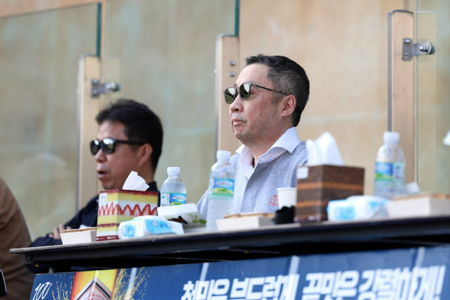 18일 잠실구장을 찾아 경기를 관전하고 있는 박정원 두산 구단주. /사진=두산 베어스 제공