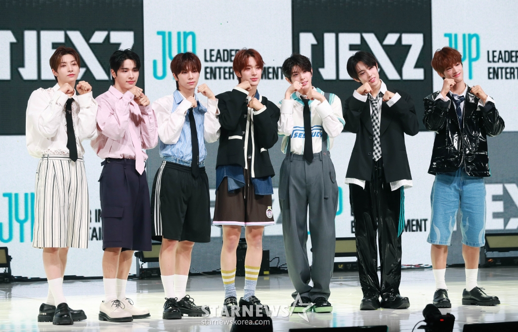 JYP엔터테인먼트의 새 보이그룹 넥스지(NEXZ)가 20일 오후 서울 광진구 예스24라이브홀에서 진행된 첫 싱글 '라이드 더 바이브'(Ride the Vibe) 발매기념 쇼케이스에서 포즈를 취하고 있다. 'Next Z(G)eneration'을 축약한 넥스지의 데뷔곡 '라이드 더 바이브'는 감각적이면서도 실험적인 분위기 안에서 다양하게 변주되는 사운드가 리스닝 포인트다. /2024.05.20 /사진=이동훈