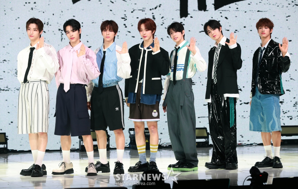JYP엔터테인먼트의 새 보이그룹 넥스지(NEXZ)가 20일 오후 서울 광진구 예스24라이브홀에서 진행된 첫 싱글 '라이드 더 바이브'(Ride the Vibe) 발매기념 쇼케이스에서 포즈를 취하고 있다. 'Next Z(G)eneration'을 축약한 넥스지의 데뷔곡 '라이드 더 바이브'는 감각적이면서도 실험적인 분위기 안에서 다양하게 변주되는 사운드가 리스닝 포인트다. /2024.05.20 /사진=이동훈