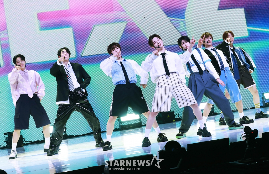 JYP엔터테인먼트의 새 보이그룹 넥스지(NEXZ)가 20일 오후 서울 광진구 예스24라이브홀에서 진행된 첫 싱글 '라이드 더 바이브'(Ride the Vibe) 발매기념 쇼케이스에서 신곡을 선보이고 있다. 'Next Z(G)eneration'을 축약한 넥스지의 데뷔곡 '라이드 더 바이브'는 감각적이면서도 실험적인 분위기 안에서 다양하게 변주되는 사운드가 리스닝 포인트다. /2024.05.20 /사진=이동훈